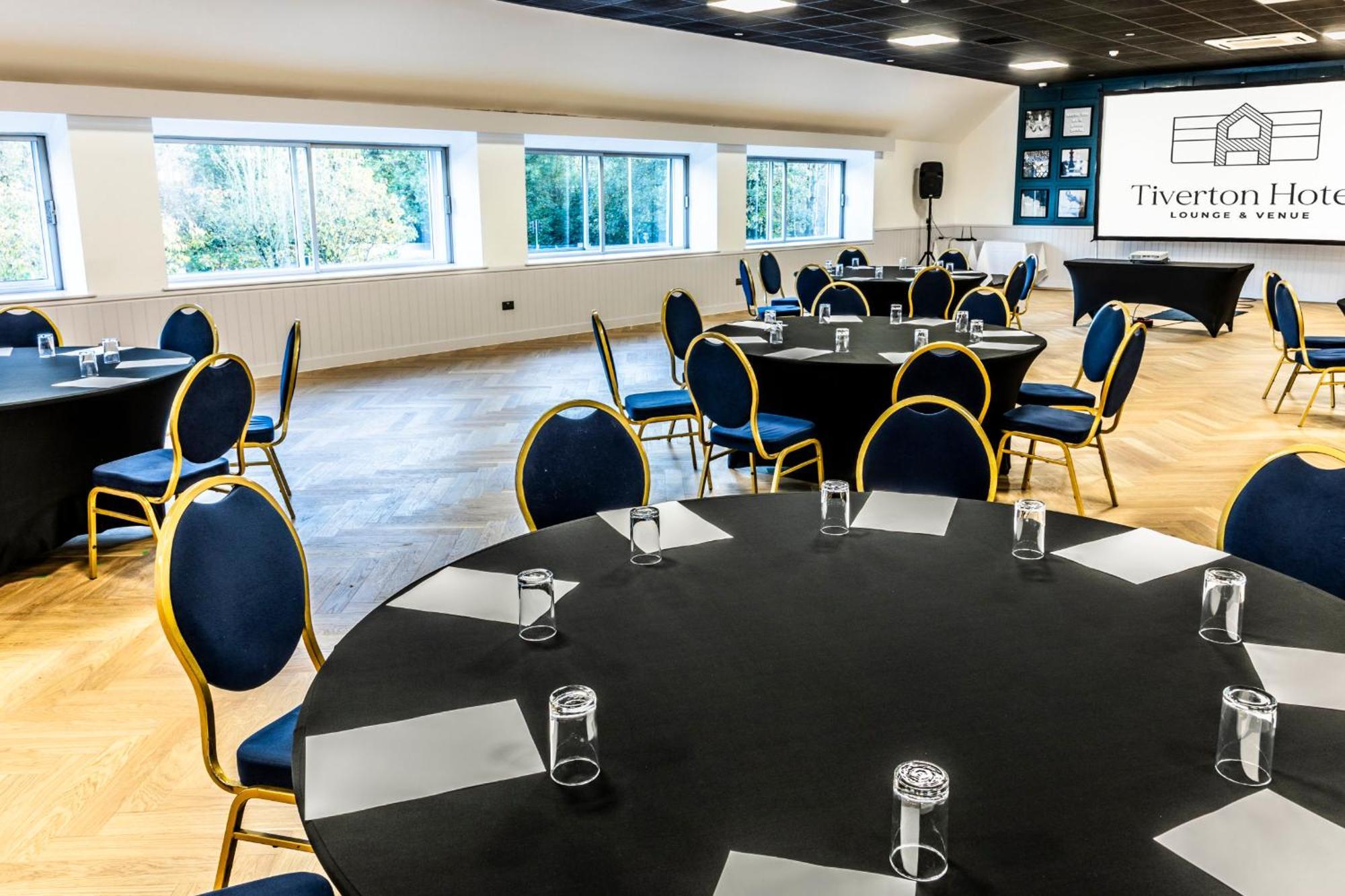 Lounge & Venue Отель Тивертон
